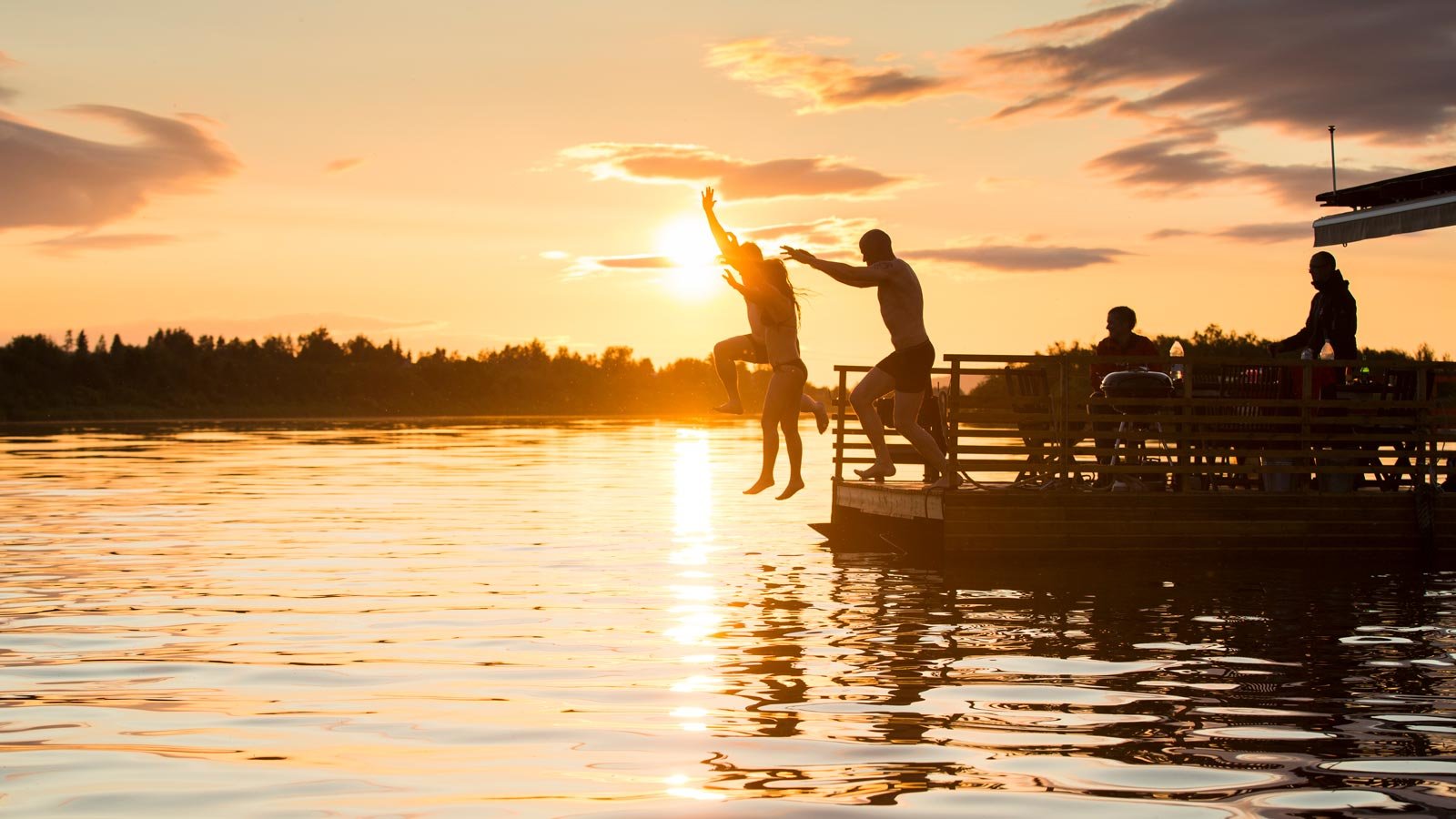 Sauna-Rovaniemi-Lake-Midnight-sun-by-Visit-Rovaniemi