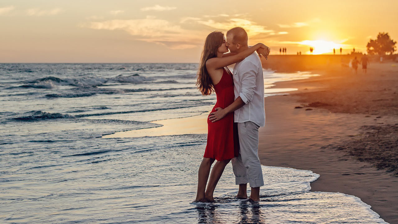 Couple-love-sex-affection-beach