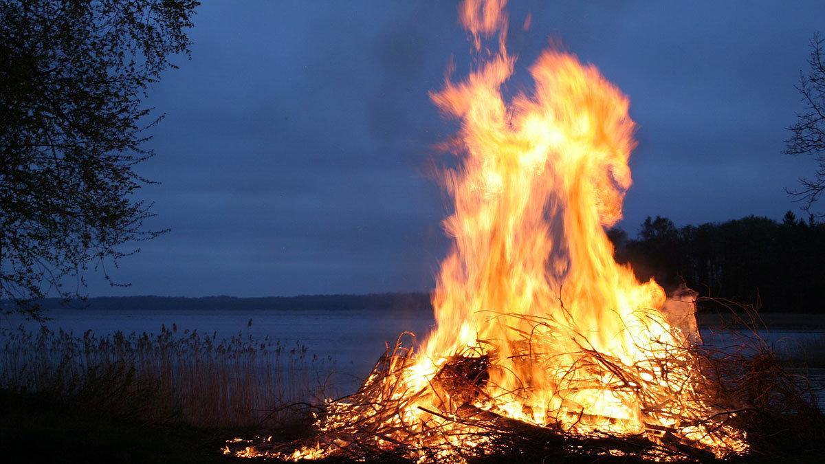 Bonfire-lake-Midsummer