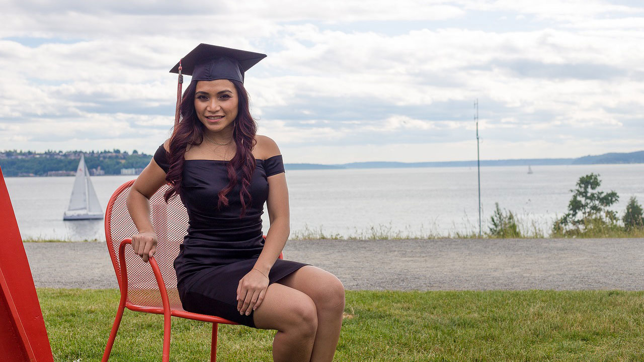 Graduation-woman-latin