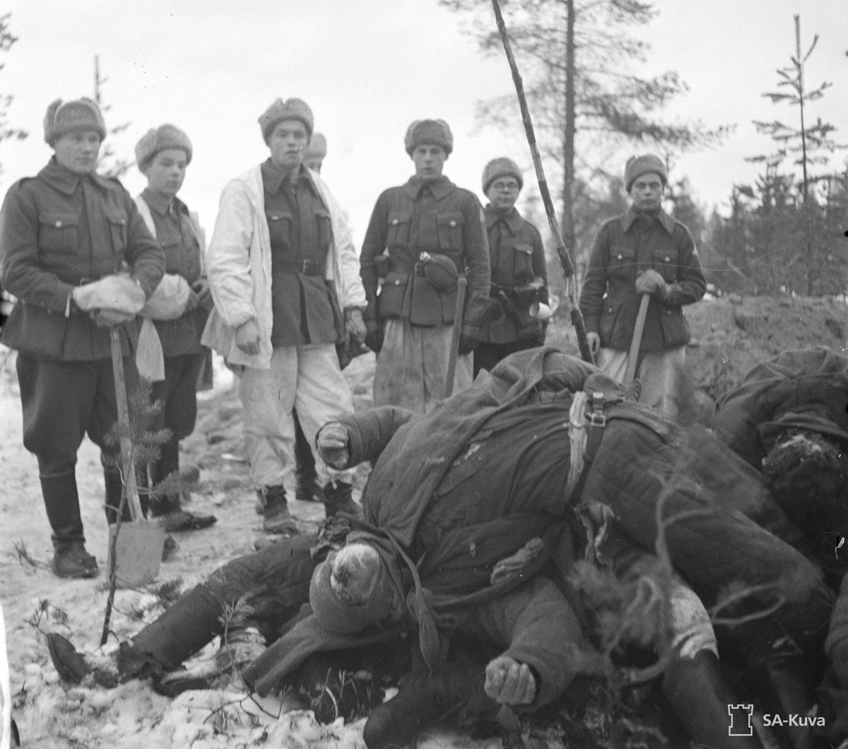 Finns-looking-at-fallen-Soviet-soldiers-in-Suomussalmi-by-SA-Kuva