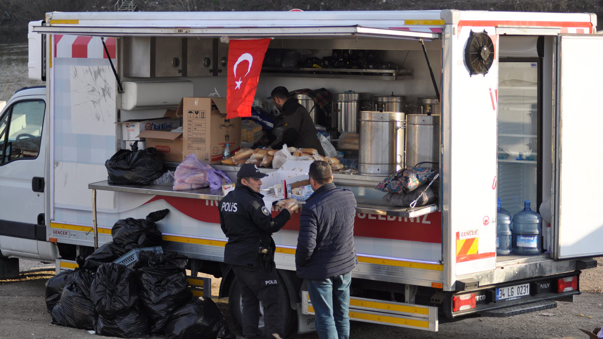 Red-crescent-Turkey-Greece-border-by-Tülin-Çetinkol
