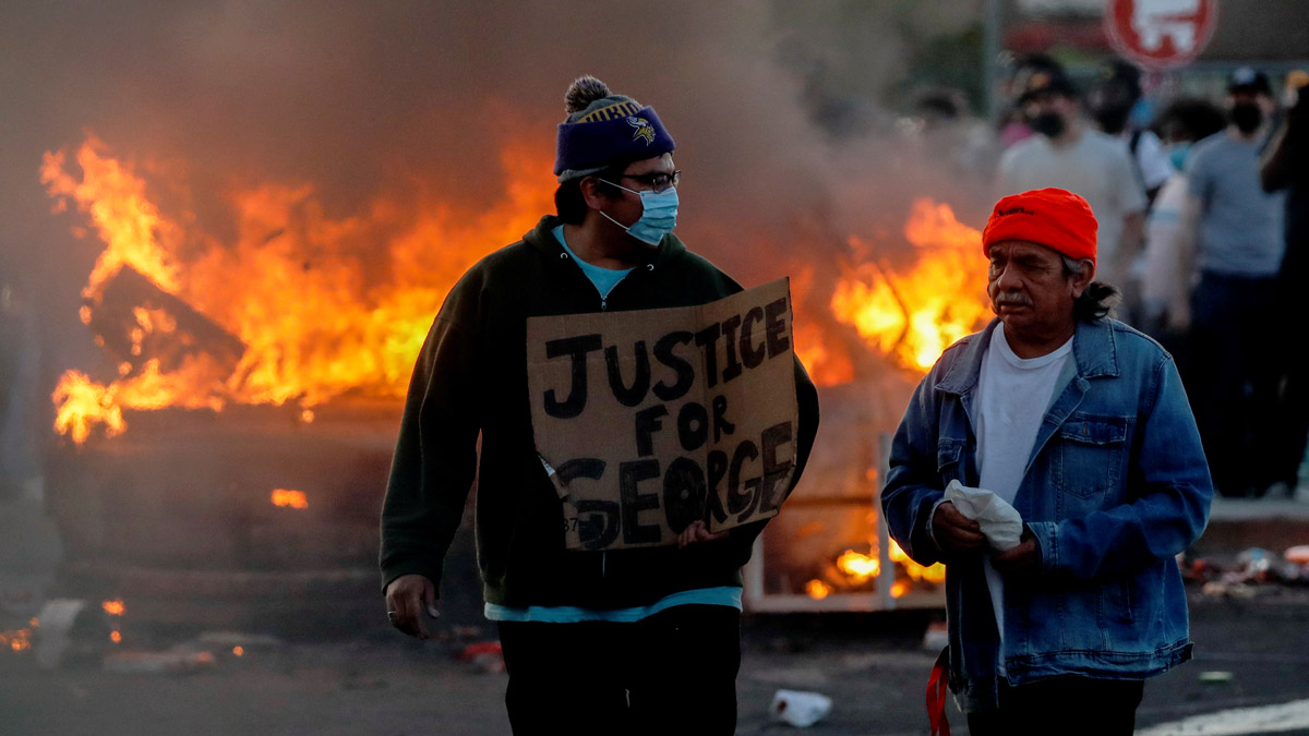 Man-face-mask-fire-riot-minneapolis-by-Reuters