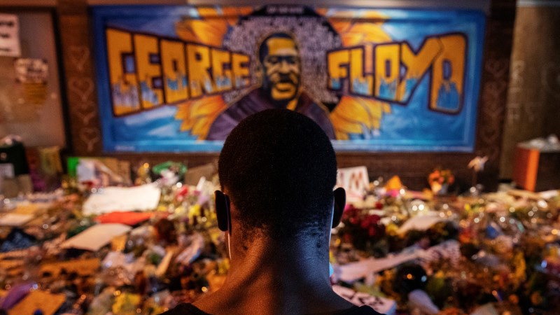 A man recites spoken word poetry at a makeshift memorial honoring George Floyd, at the spot where he was taken into custody, in Minneapolis, Minnesota, U.S., June 1, 2020. Picture taken June 1, 2020. REUTERS/Lucas Jackson