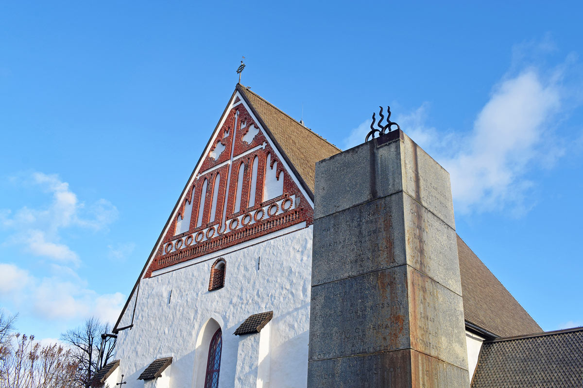 Porvoo-cathedral-by-Pablo-Morilla