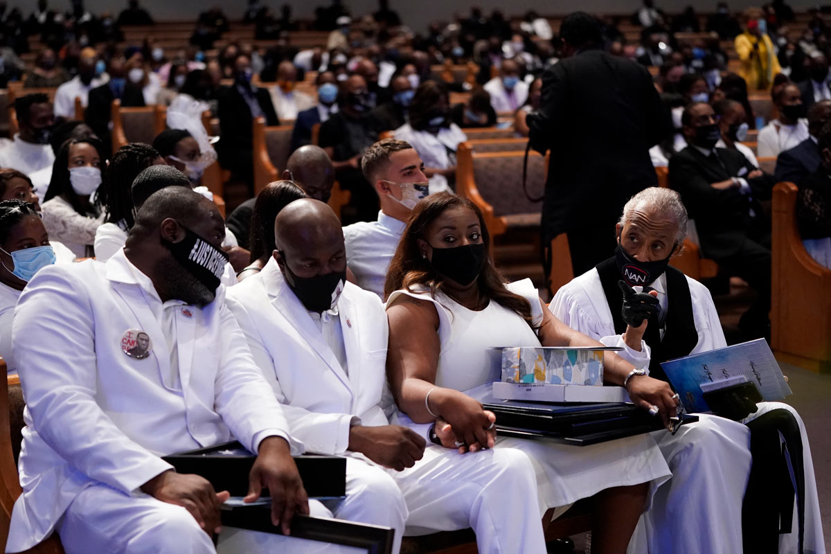 Family members of African-American citizen George Floyd, who was killed on 25 May 2020 by a white policeman in the US city of Minneapolis, attend his funeral service at the Fountain of Praise Church. Photo: David J. Phillip/POOL via Zuma/dpa