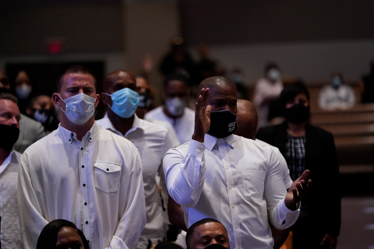09 June 2020, US, Houston: US actors Channing Tatum (L) and Jamie Foxx attend the funeral service for African-American citizen George Floyd, who was killed on 25 May 2020 by a white policeman in the US city of Minneapolis, at the Fountain of Praise Church. Photo: David J. Phillip/POOL via Zuma/dpa