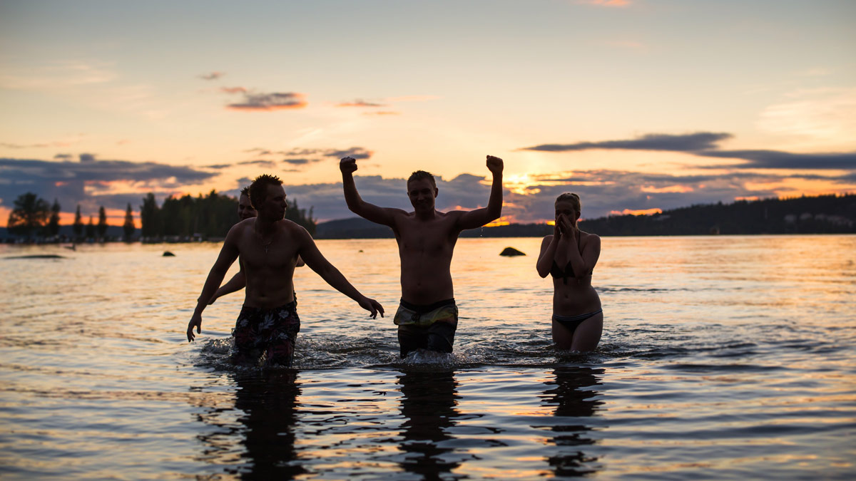 Young people taking a bath in Midsummer at night in Härmälä camping (Tampere). Photo: Laura Vanzo/Visit Tampere