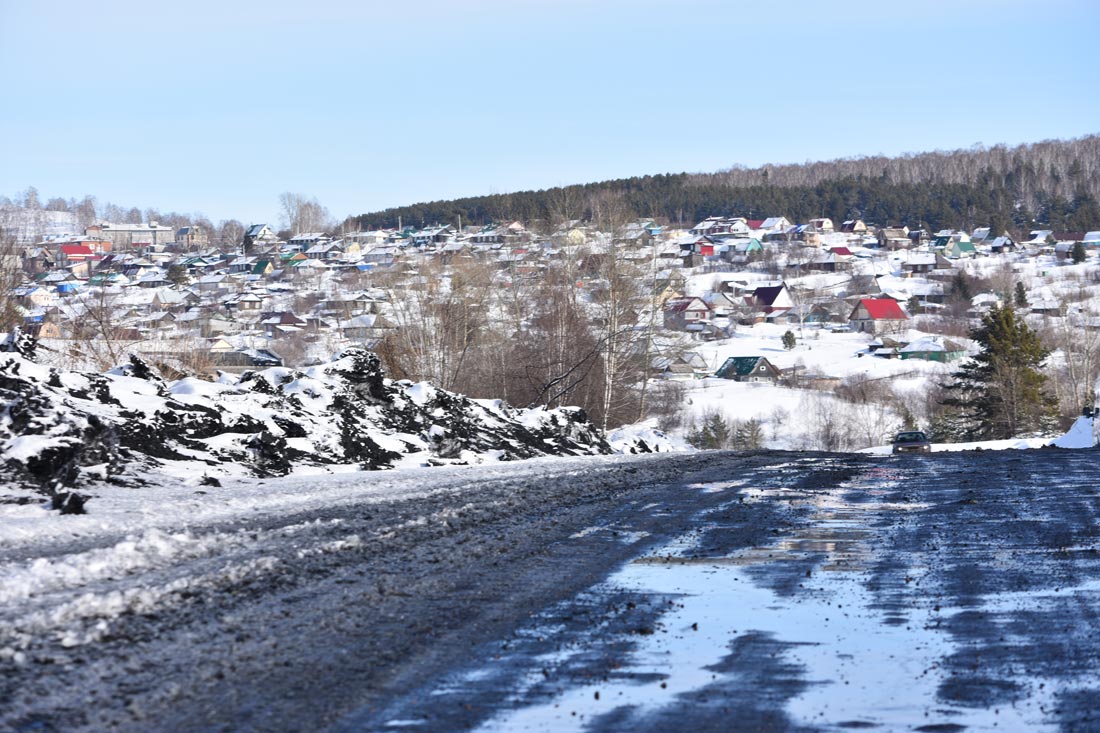 FILED - Roads near an open-cast mine in Siberia are pitch black. Photo: Christian Thiele/dpa