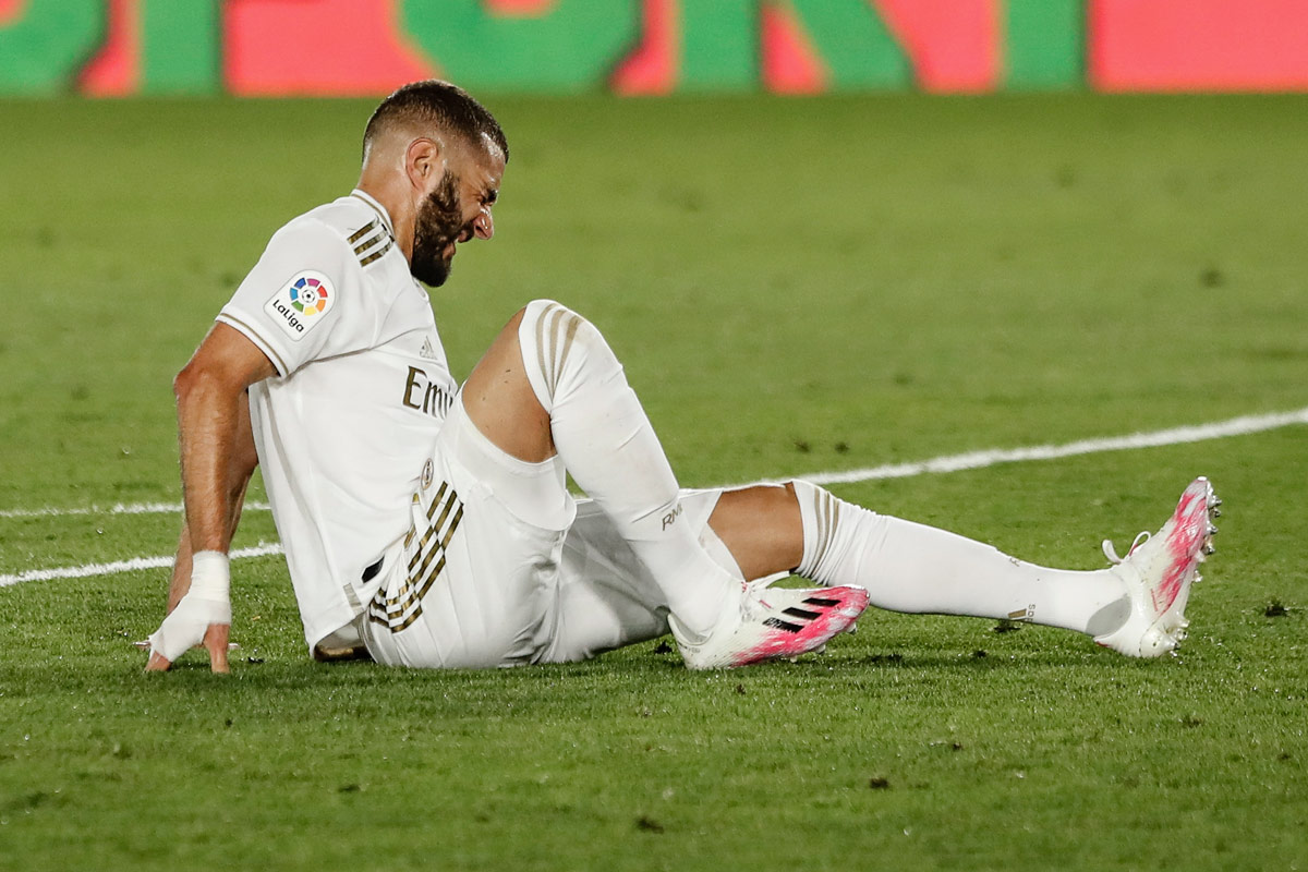 Real Madrid's Karim Benzema reacts after an injury during Spanish Primera Division soccer match between Real Madrid and Deportivo Alaves at the Alfredo Di Stefano stadium. Photo: Enrique de la Fuente/gtres/dpa