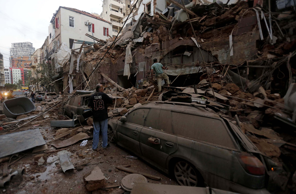 Lebanon, Beirut: People inspect a damaged building following a massive explosion in Beirut's port that rocked the whole city. Photo: Marwan Tahtah/dpa.