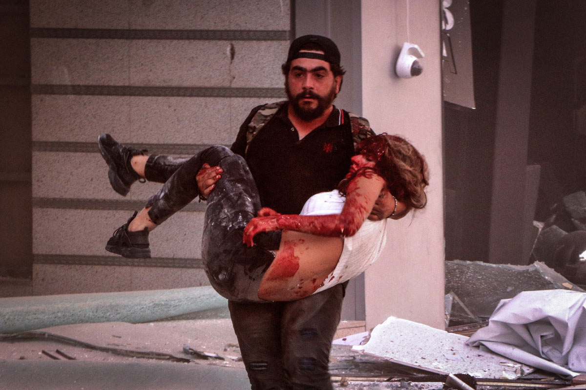 Lebanon, Beirut: People inspect a damaged building following a massive explosion in Beirut's port that rocked the whole city. Photo: Marwan Tahtah/dpa.