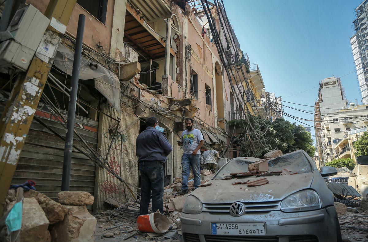 05 August 2020, Lebanon, Beirut: People inspect destruction outside a damaged building a day after a massive explosion in Beirut's port that rocked the whole city, killing at least 100 people and injured thousands. Photo: Marwan Naamani/dpa