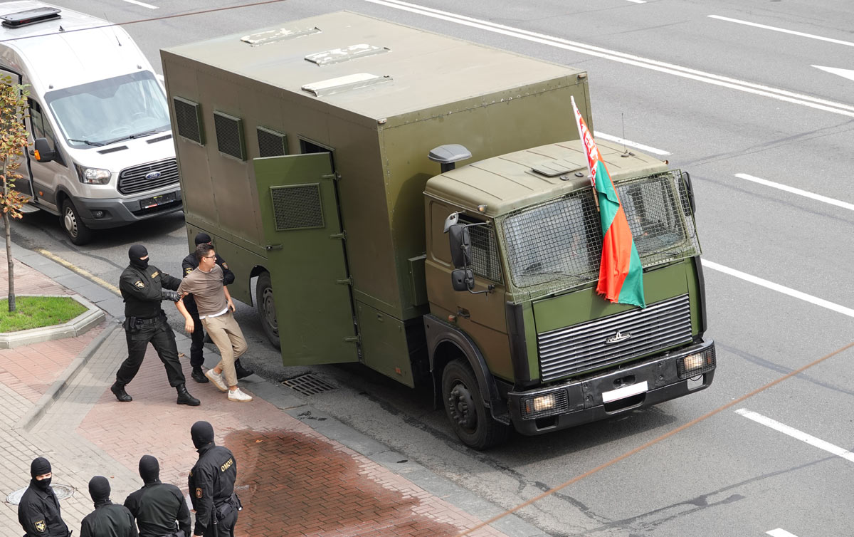 30 August 2020, Belarus, Minsk: Riot police arrest a demonstrator into a prisoner transport vehicle, as thousands of people take part in mass demonstration against President Alexander Lukashenko. Photo: Ulf Mauder/dpa.