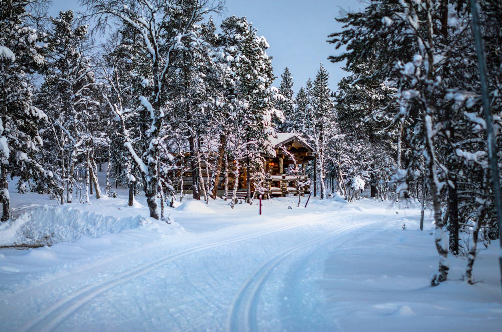 Cabin-cottage-forest-snow-by-Christiaan-Huynen-on-Unsplash