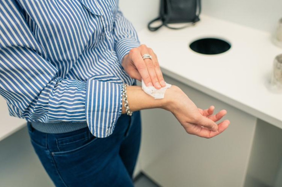 Tissue-swipe-skin-coronavirus-covid-19-test-by-Finavia