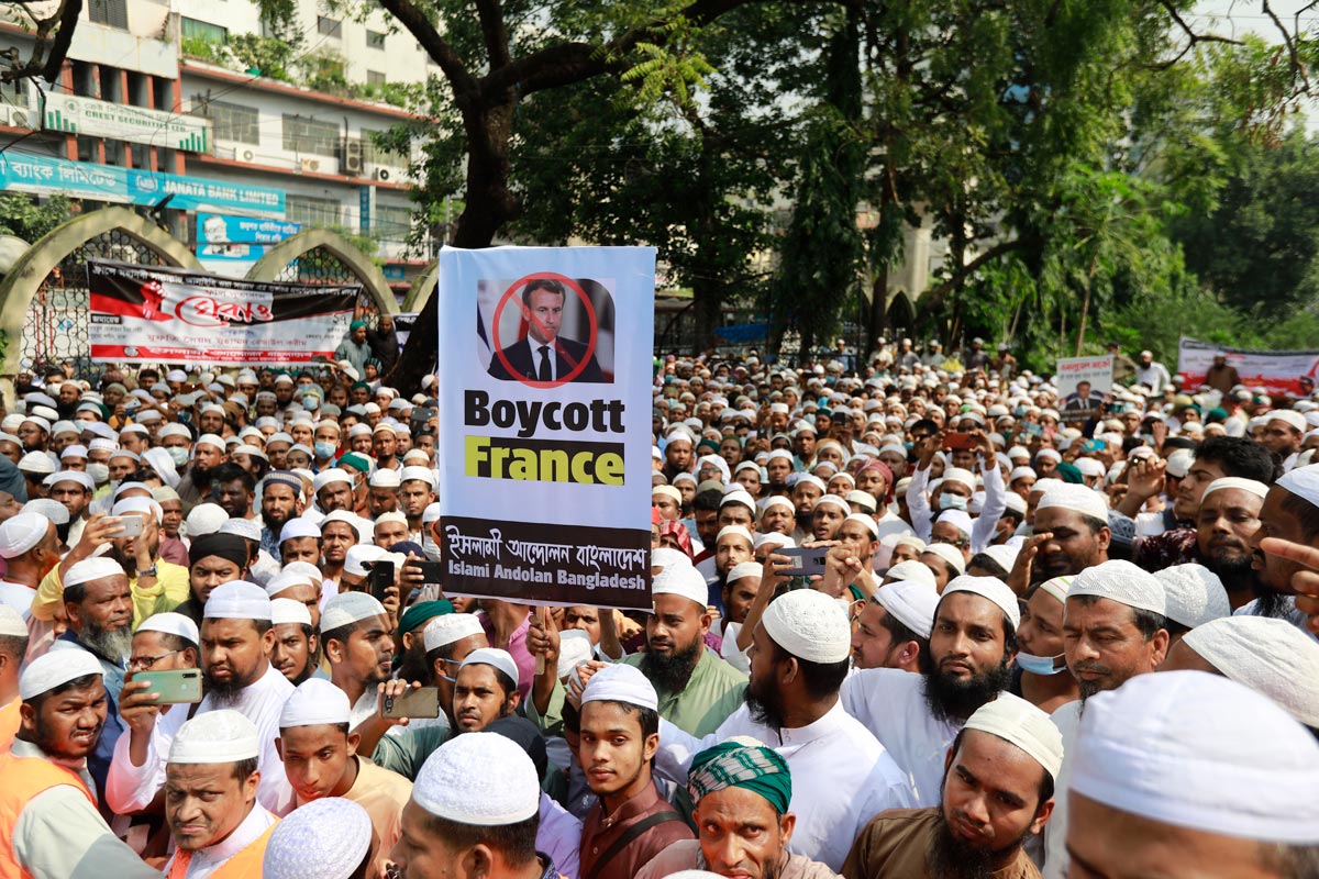 27 October 2020, Bangladesh, Dhaka: Activists of Islami Andolan Bangladesh, an Islamist political party, take part in a march protest from the national mosque Baitul Mokarram towards the Embassy of France calling for the boycott of French products and denouncing French President Emmanuel Macron's comments on slam's prophet Muhammad cartoons. Photo: Suvra Kanti Das/dpa.