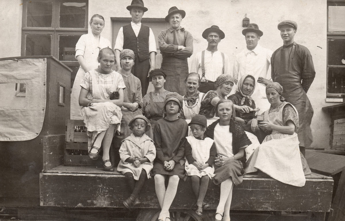 Kemi brewery workers and their families by Ivan Kalishevich.