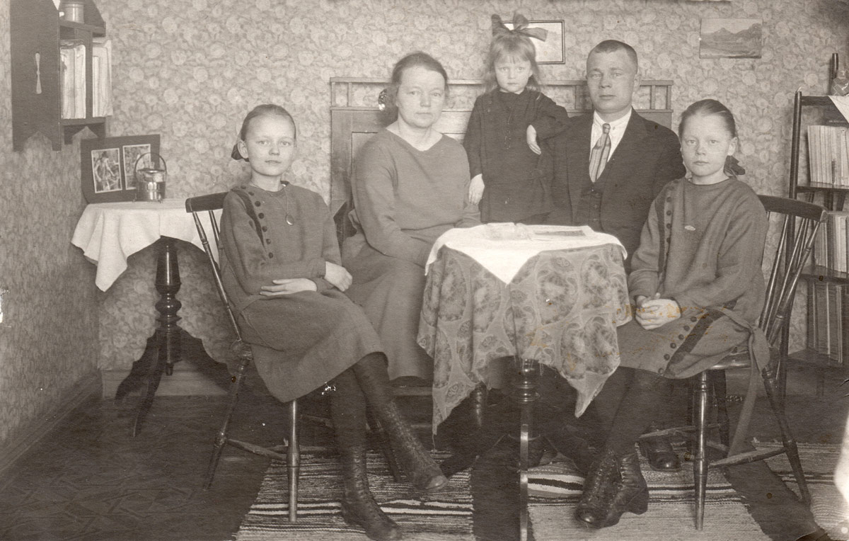 Tuomisto-family-in-Kemi-in 1923 or 1924 by-Ivan-Kalishevich