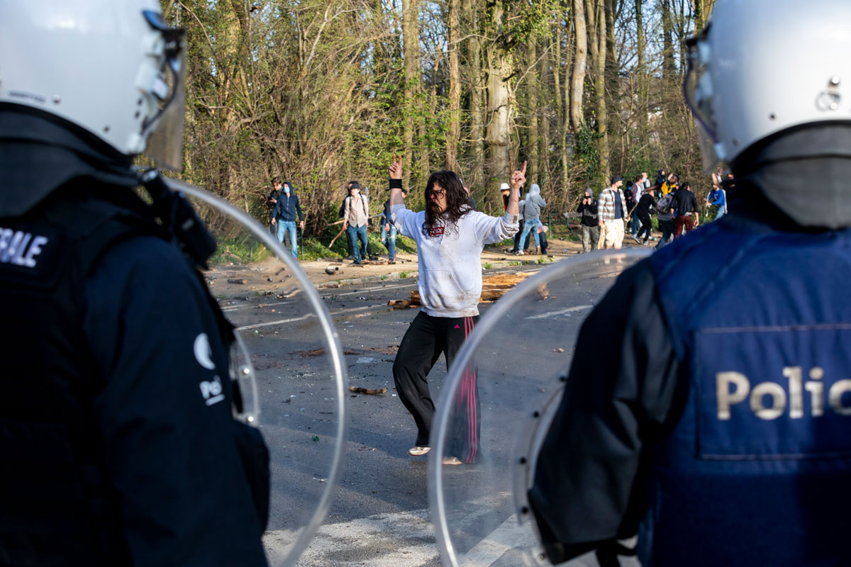 01 April 2021, Belgium, Brussels: A protester gestures in front of policemen at the Bois de La Cambre - Ter Kamerenbos as Brussels local police start the evacuation of the Park. Photo: Hatim Kaghat/BELGA/dpa