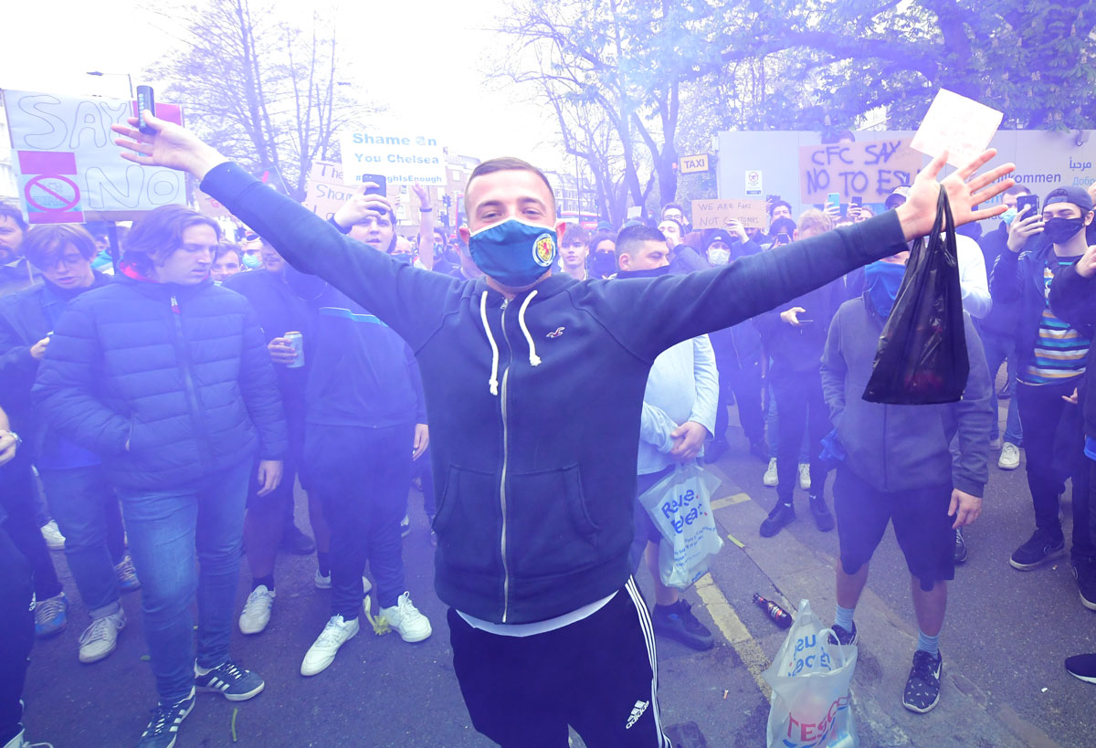 20 April 2021, United Kingdom, London: Fans protest against Chelsea's involvement in the new European Super League outside Stamford Bridge. Photo: Ian West/PA Wire/dpa
