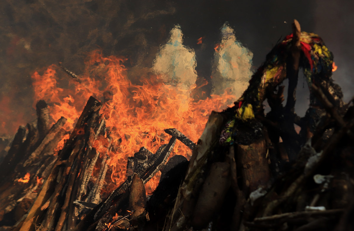 GRAPHICS - 26 April 2021, India, New Delhi: A view of a mass cremation of victims who died due to the coronavirus disease (COVID-19), at Ghazipur cremation ground in New Delhi. India saw a new global record of 352,991 daily new Covid-19 infections and 2,812 Covid-19 deaths on Monday as a second wave of the pandemic overwhelmed health systems. Photo: Naveen Sharma/SOPA Images via ZUMA Wire/dpa - ATTENTION: graphic content