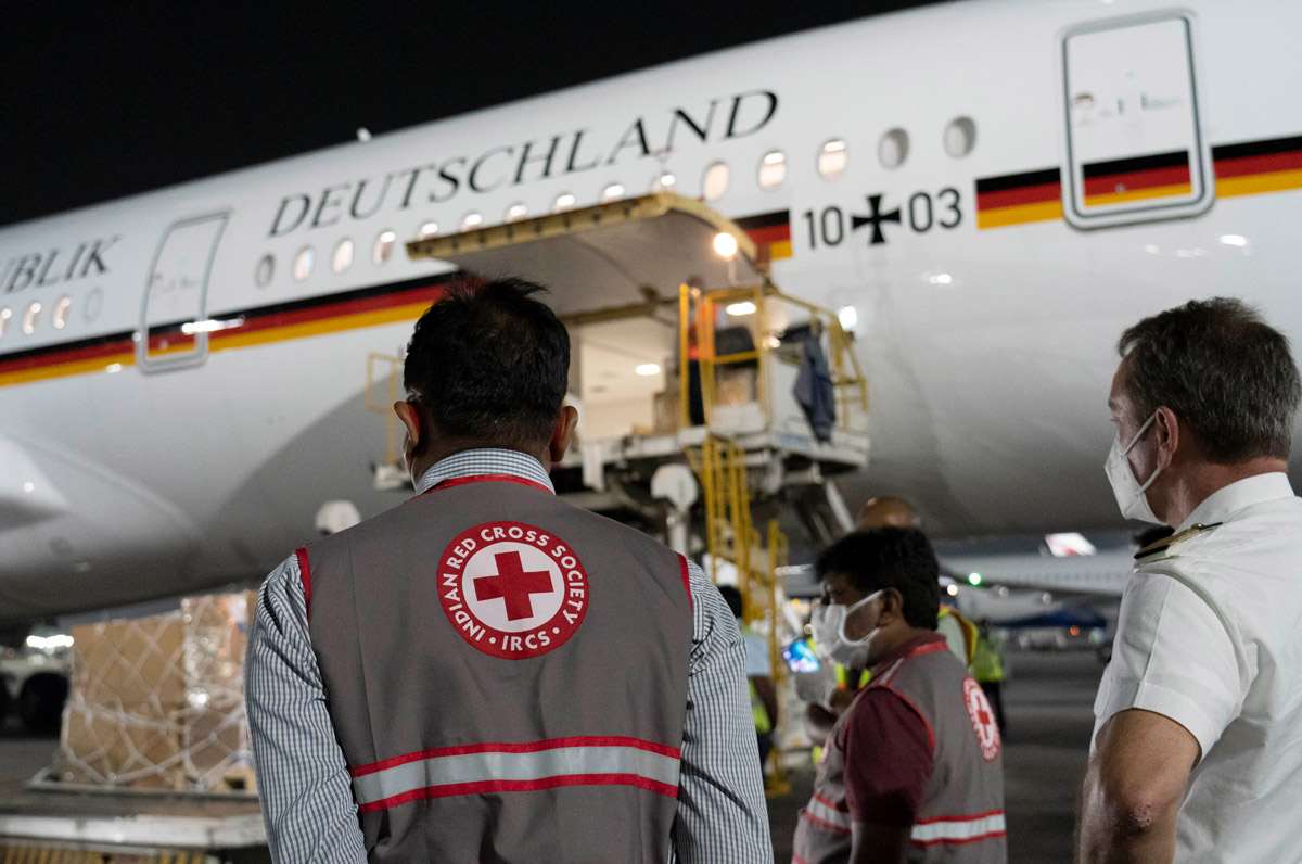 HANDOUT - 01 May 2021, India, New Delhi: Relief material from Germany is unloaded from the A350 aircraft of the BMVG air force at the airport and is taken over by the Red Cross. An air force plane has brought relief material from Germany to India, which is currently badly hit by the Corona pandemic. Photo: Thorsten Weber/Bundeswehr/dpa - ACHTUNG: Nur zur redaktionellen Verwendung im Zusammenhang mit der aktuellen Berichterstattung und nur mit vollständiger Nennung des vorstehenden Credits