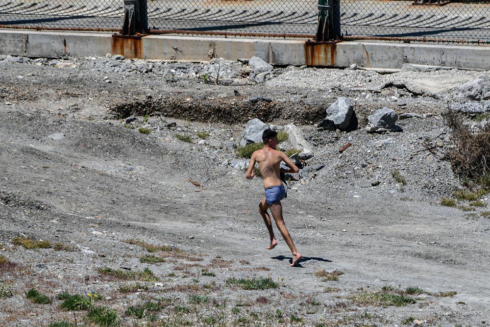 17 May 2021, Spain, Ceuta: A north African migrant runs on the beach after managing to swim into the Spanish enclave of Ceuta from Morocco. Photo: Antonio Sempere/EUROPA PRESS/dpa