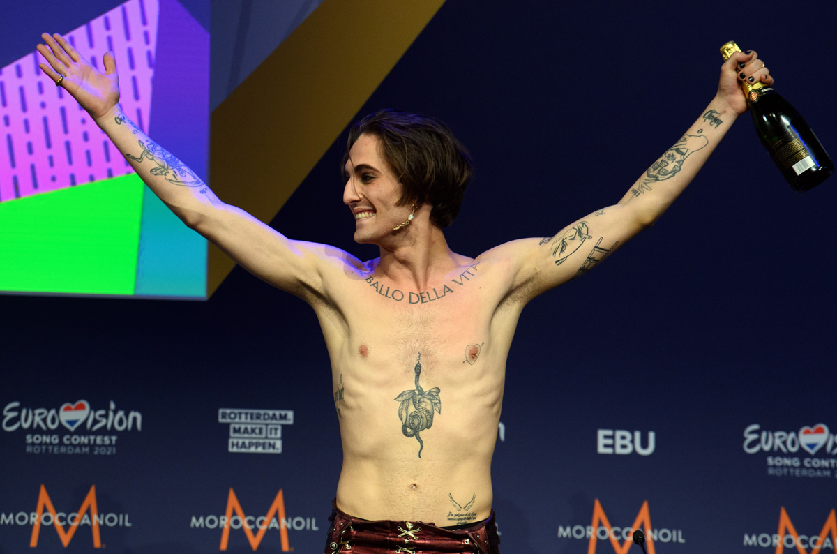 23 May 2021, Netherlands, Rotterdam: Singer Damiano of the band Maneskin from Italy rejoices during a press conference after winning the Eurovision Song Contest 2021 in the Netherlands. Rock band Maneskin won with the song Zitti E Buoni, thanks to a major boost of votes from the public, ending a 31-year drought for Italy. Photo: Soeren Stache/dpa-Zentralbild/dpa
