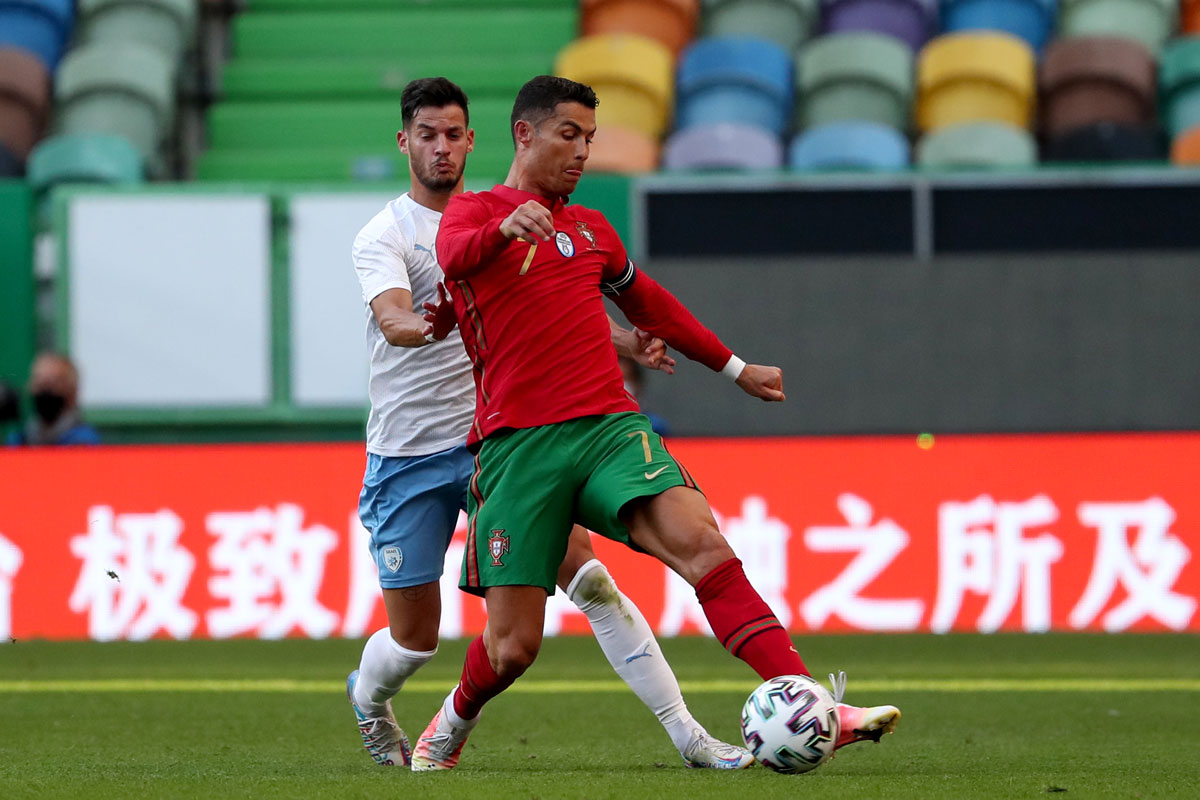 09 June 2021, Portugal, Lisbon: Portugal's Cristiano Ronaldo (R) and Israel's Uri Dahan battle for the ball during the International Friendly soccer match between Portugal and Israel, at the Jose Alvalade stadium. Photo: Pedro Fiuza/ZUMA Wire/dpa