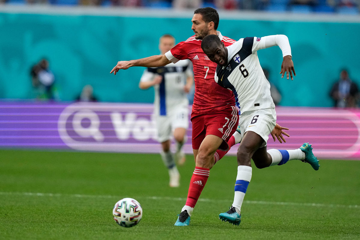 Finland's Kamara (R) battles for the ball with a Russian opponent. Photo: Twitter/@EURO2020.