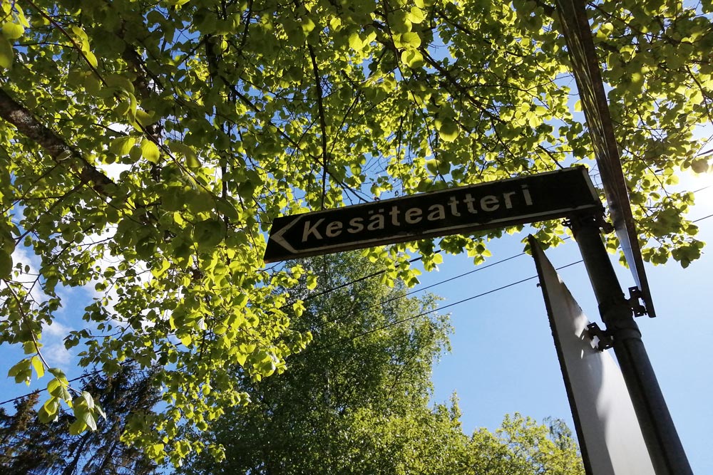 A summer theatre sign. Photo: Foreigner.fi.