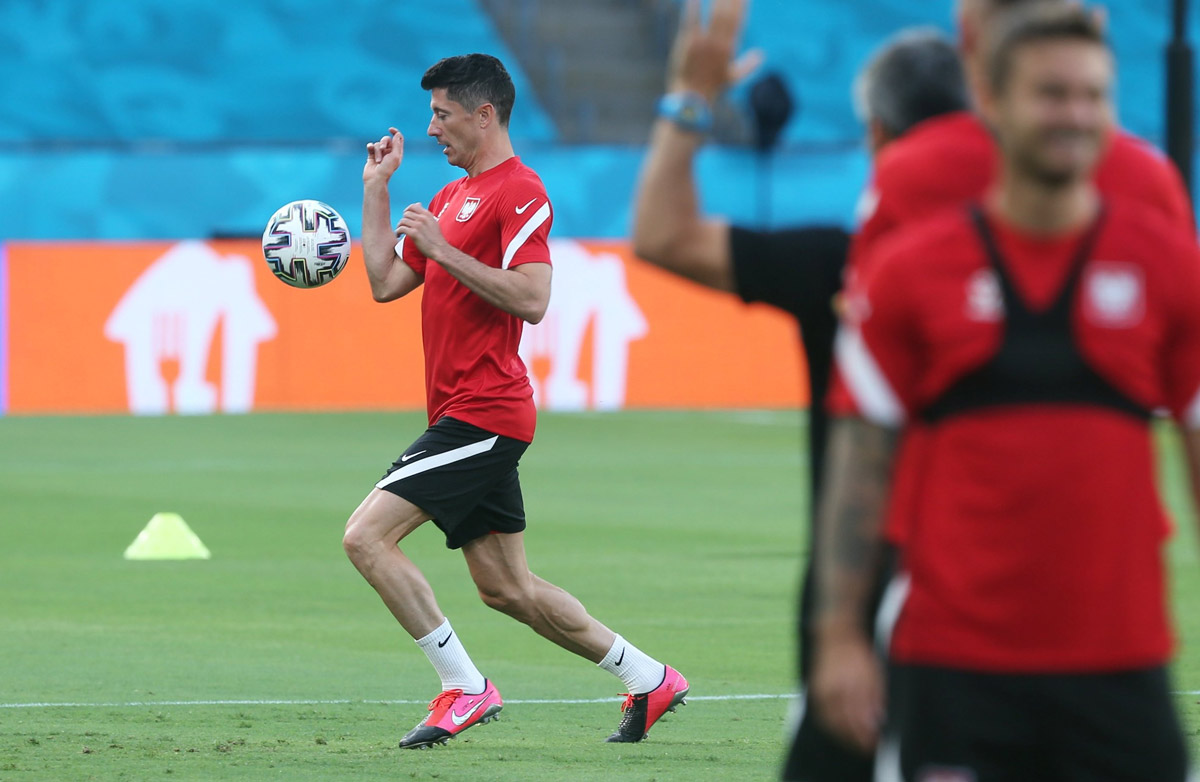 18 June 2021, Spain, Madrid: Poland's Robert Lewandowski takes part in a training session for the team ahead of Saturday's UEFA EURO 2020 Group E soccer match against Spain. Photo: Cezaro De Luca/dpa