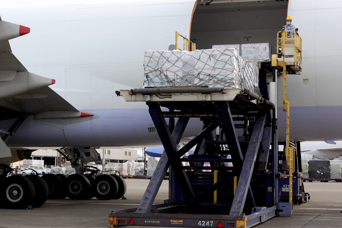 HANDOUT - 20 June 2021, Taiwan, Taoyuan: The 2.5 million doses of Moderna vaccines donated by the United States government are being unloaded at Taiwan Taoyuan International Airport. Photo: -/Taiwan Central Epidemic via ZUMA Wire/dpa - ATTENTION: editorial use only and only if the credit mentioned above is referenced in full