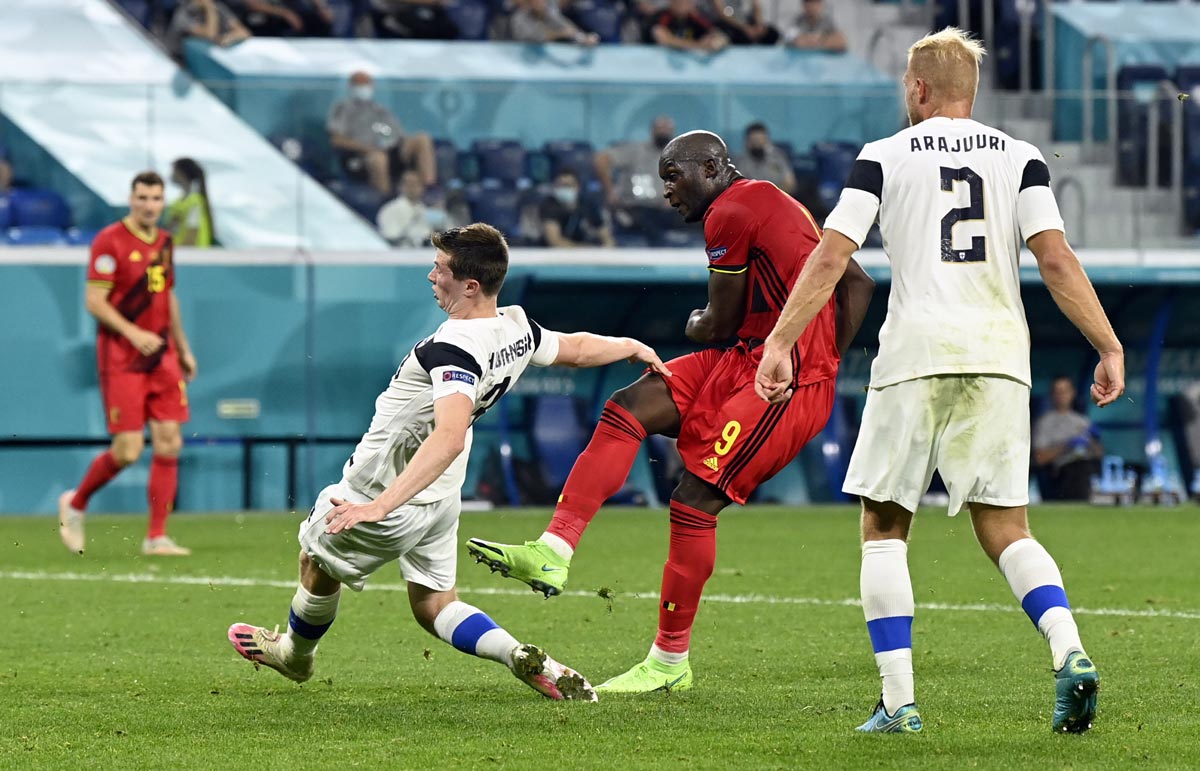 21 June 2021, Russia, Saint Petersburg: Belgium's Romelu Lukaku (C) scores his side's second goal during the UEFA EURO 2020 Group B soccer match between Finland and Belgium at Saint Petersburg stadium. Photo: Dirk Waem/BELGA/dpa 

Lukaku Arajuuri Huuhkajat