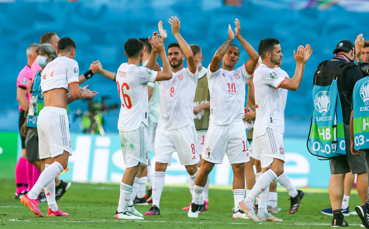 23 June 2021, Spain, Seville: Spain players celebrate after the final whistle of the UEFA EURO 2020 Group E soccer match between Slovakia and Spain at Estadio La Cartuja de Sevilla. Photo: Cezaro De Luca/dpa