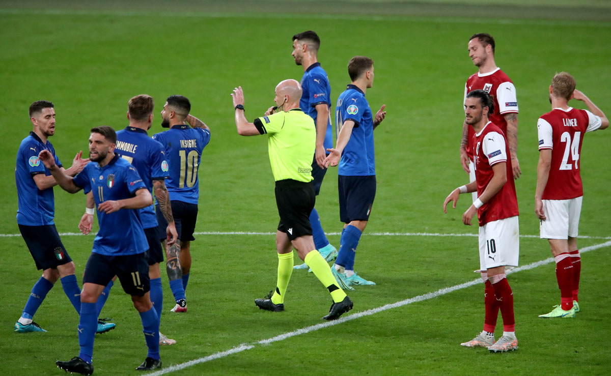 26 June 2021, United Kingdom, London: Austria's Marko Arnautovic (2nd R) appears dejected after his goal is disallowed for being offside during the UEFA EURO 2020 round of 16 soccer match between Italy and Austria at the Wembley stadium. Photo: Nick Potts/PA Wire/dpa.