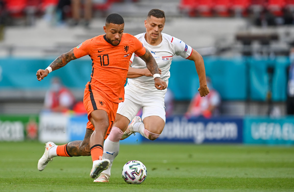 27 June 2021, Hungary, Budapest: Netherlands' Memphis Depay (L) and Czech Republic's Tomas Holes battle for the ball during the UEFA EURO 2020 round of 16 soccer match between Netherlands and Czech Republic at the Puskas Arena. Photo: Robert Michael/dpa-Zentralbild/dpa.