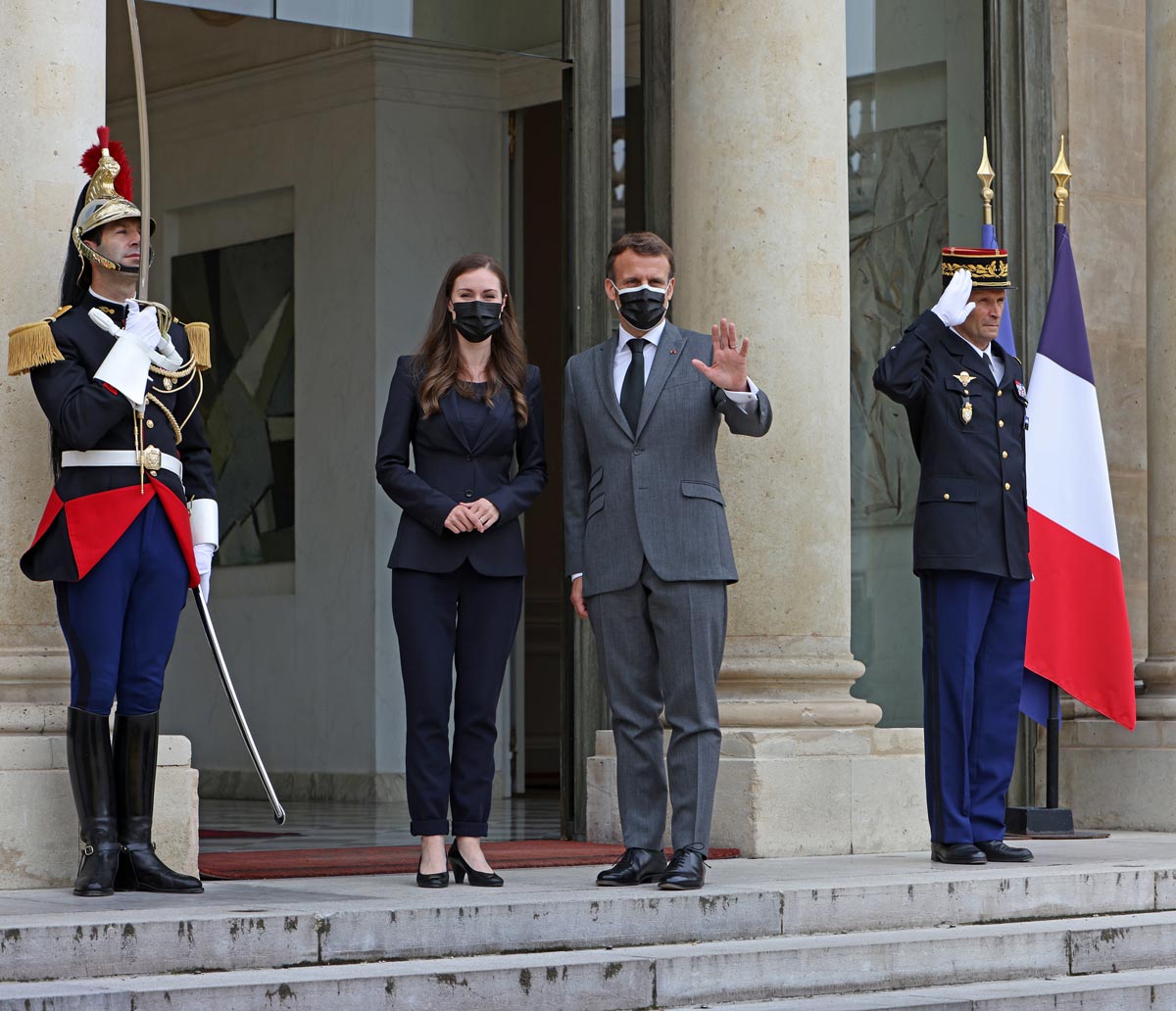 Finnish Prime Minister Sanna Marin (L) and French President Emmanuel Macron at the Elysee Palace. Photo: Nikolai Jakobsen/Vnk.