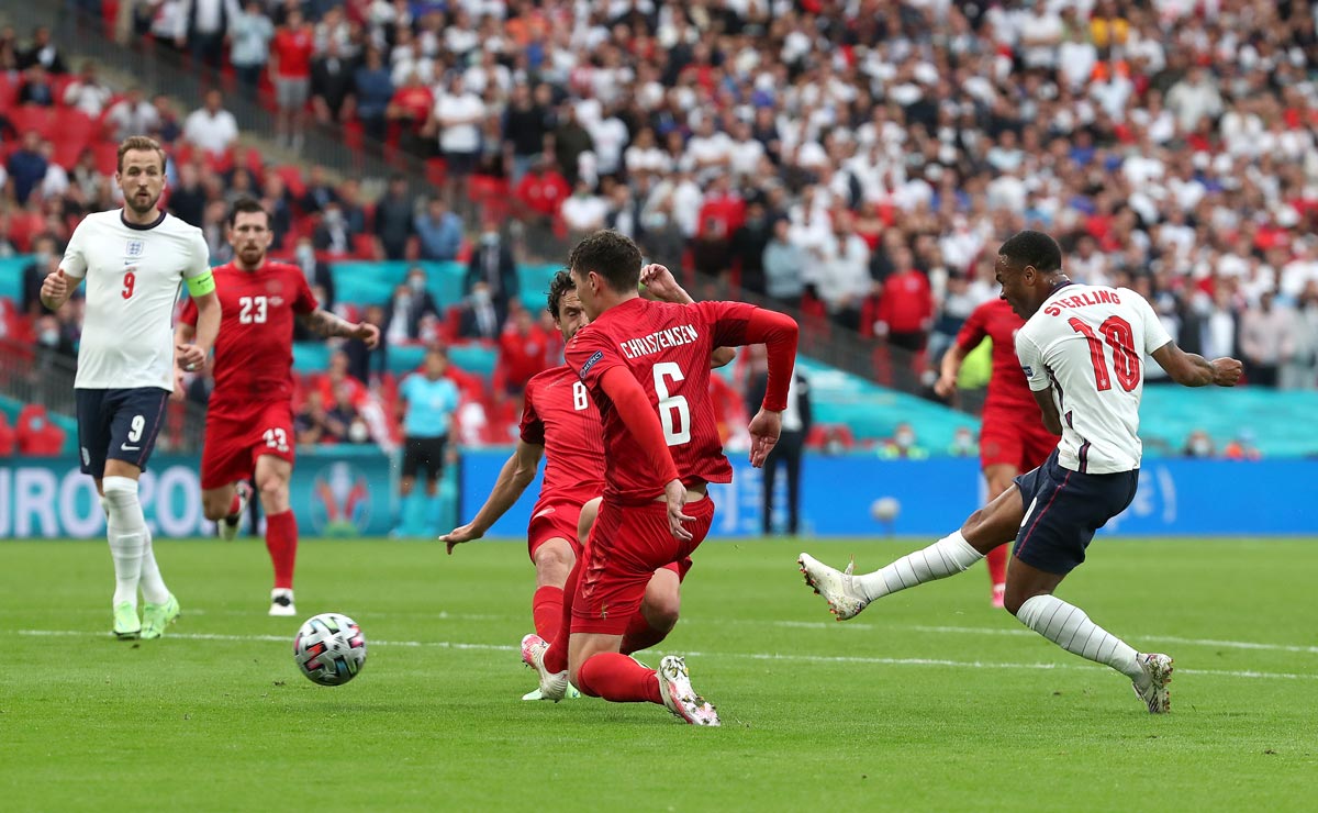 07 July 2021, United Kingdom, London: England's Raheem Sterling (R) shoots at goal during the UEFA Euro 2020 semi final soccer match between England and Denmark at Wembley Stadium. Photo: Nick Potts/PA Wire/dpa