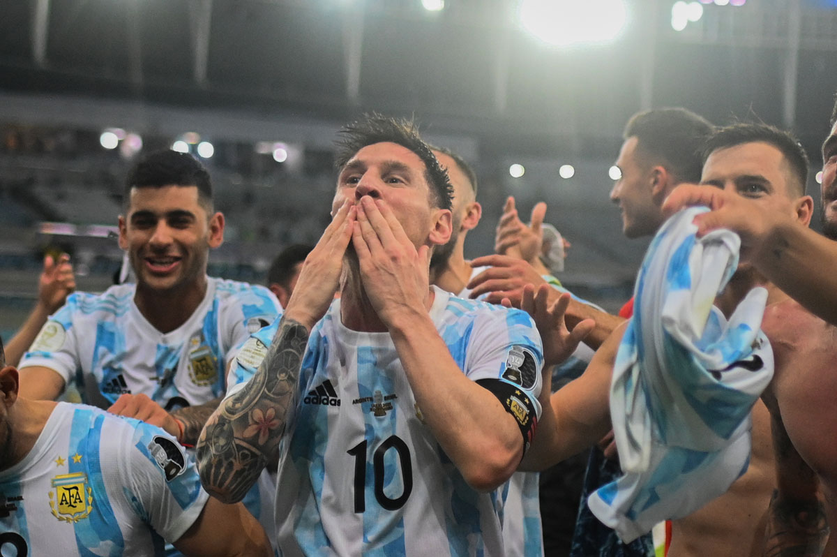 10 July 2021, Brazil, Rio de Janeiro: Argentine players celebrate winning the CONMEBOL Copa America Final soccer match against Brazil at The Maracana Stadium. Photo: Andre Borges/dpa