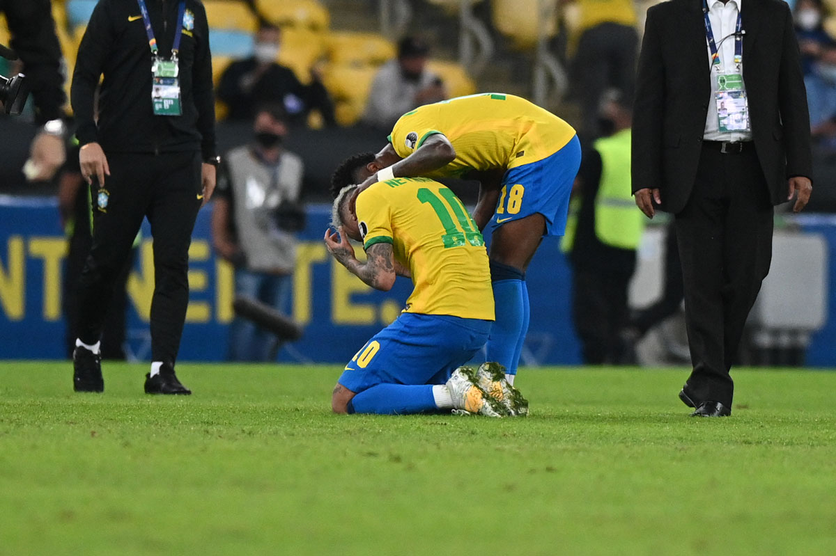 10 July 2021, Brazil, Rio de Janeiro: Brazil's Neymar (C) reacts after loosing the CONMEBOL Copa America Final soccer match against Argentina at The Maracana Stadium. Photo: Andre Borges/dpa