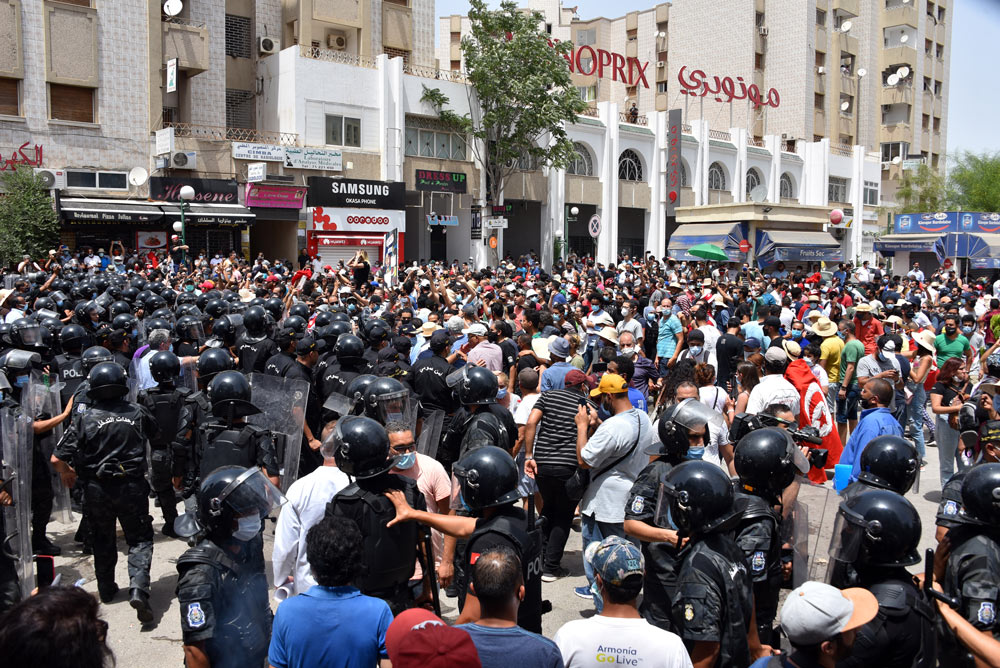 25 July 2021, Tunisia, Tunis: Tunisian security forces face-off with protesters during a protest against the Ennahdha party and the government on Republic Day demanding the government resign and the parliament to be dissolved. Tunisian President Kais Saied has said he has frozen parliament and relieved Prime Minister Hichem Mechichi of his position amid a deepening economic and political crisis in the country. Photo: Jdidi Wassim/SOPA Images via ZUMA Press Wire/dpa