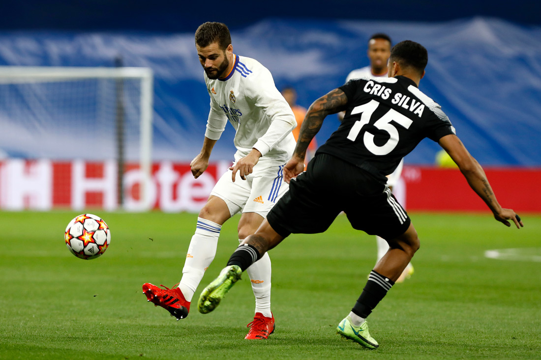 28 September 2021, Spain, Madrid: Real Madrid's Nacho Fernandez (L) and Sheriff's Cristiano da Silva Leite battle for the ball during the UEFA Champions League group D soccer match between Real Madrid and Sheriff Tiraspol Munich at Estadio Santiago Bernabeu. Photo: Apo Caballero/DAX via ZUMA Press Wire/dpa