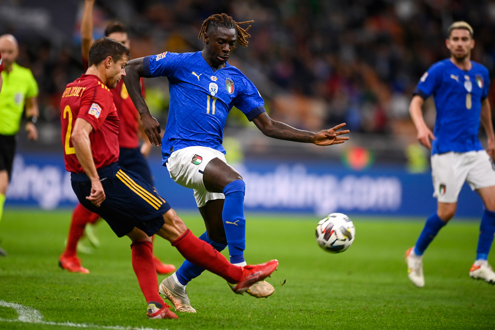06 October 2021, Italy, Milan: Italy's Moise Kean (R) and Spain's Cesar Azpilicueta battle for the ball during the UEFA Nations League semi-final soccer match between Italy and Spain at San Siro Stadium. Photo: Fabio Ferrari/LaPresse via ZUMA Press/dpa