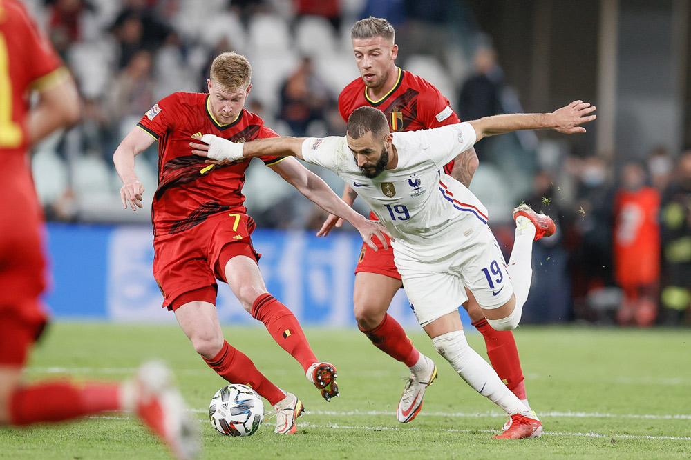 07 October 2021, Italy, Turin: Belgium's Kevin De Bruyne (L) and Toby Alderweireld (R) battle for the ball with France's Karim Benzema during the UEFA Nations League semi-final soccer match between Belgium and France at Allianz Stadium. Photo: Bruno Fahy/BELGA/dpa