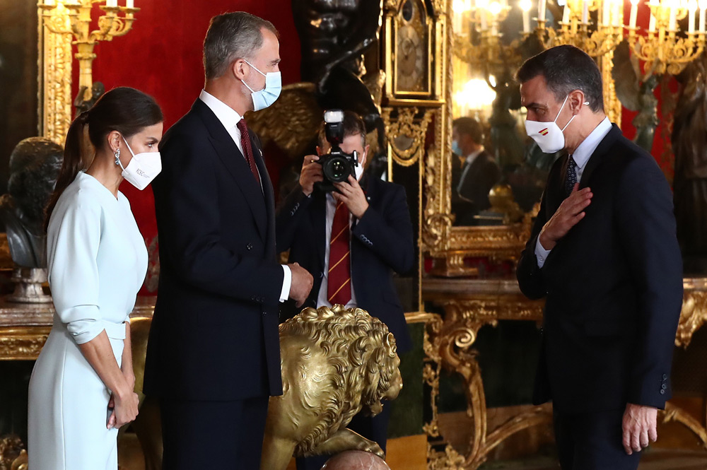 King Felipe VI and Queen Letizia receive Prime Minister Sanchez at a reception on the occasion of the Spanish National Day. Photo: La Moncloa.