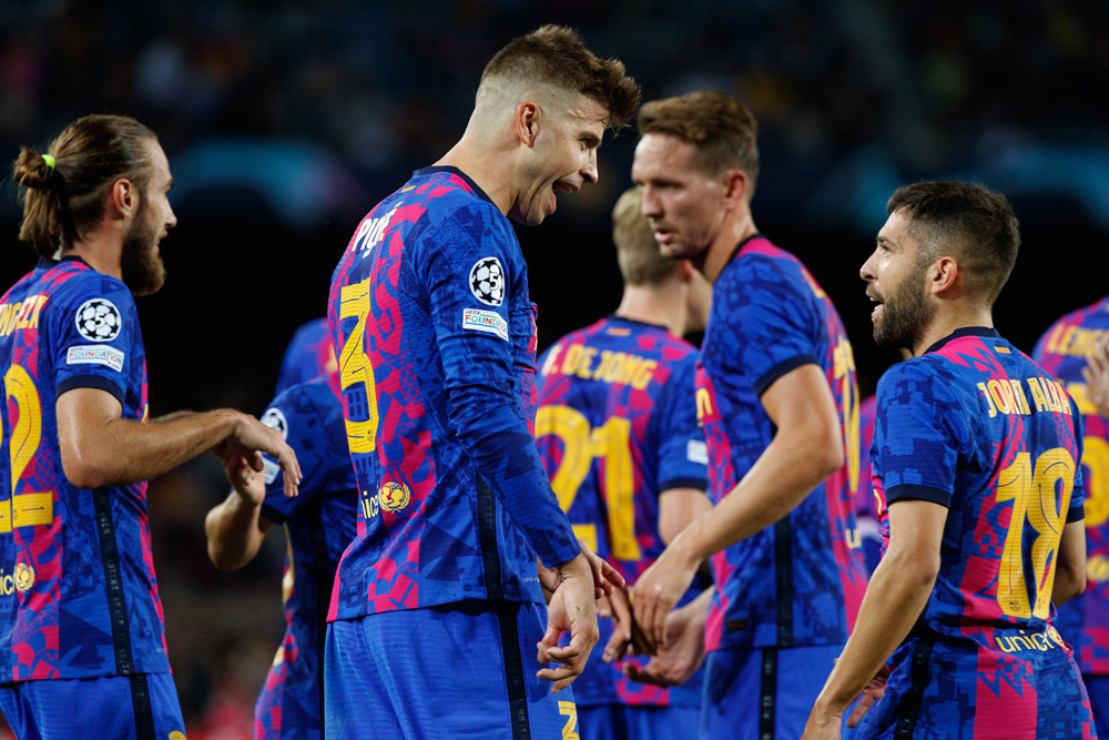 20 October 2021, Spain, Barcelona: Barcelona's Gerard Pique celebrates scoring his side's first goal with team mates during the UEFA Champions League Group E soccer match between FC Barcelona and FC Dynamo Kyiv at the Camp Nou Stadium. Photo: David Ramirez/DAX via ZUMA Press Wire/dpa
