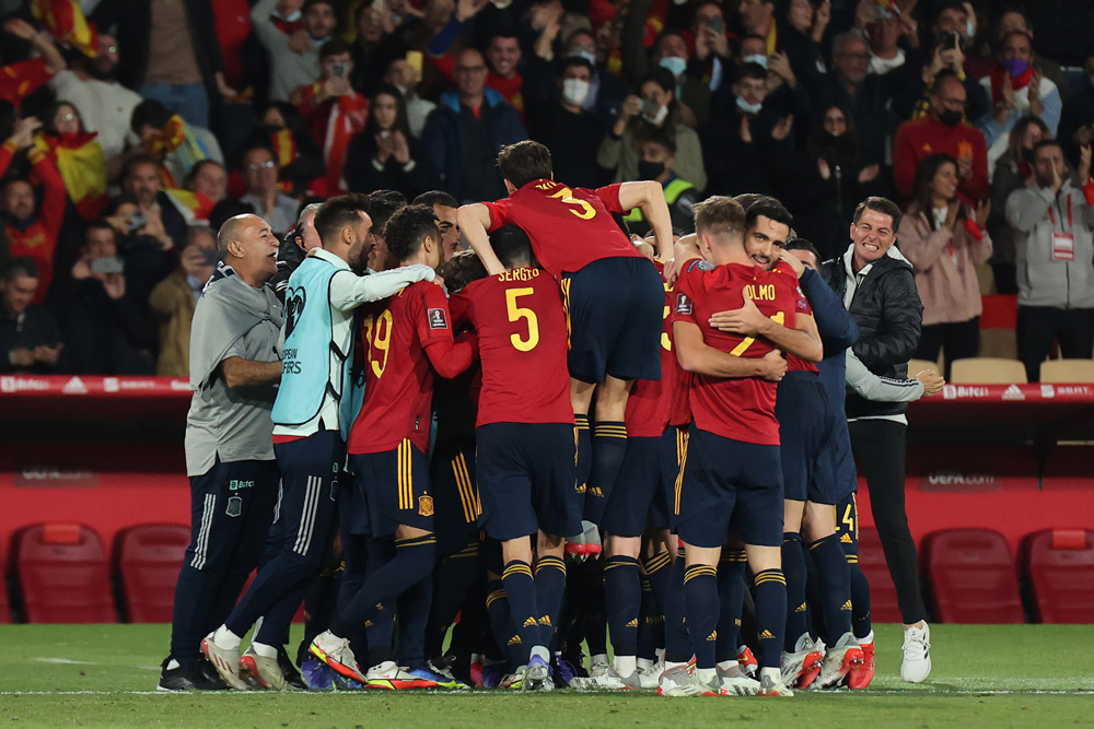 14 November 2021, Spain, Seville: Spain players celebrate scoring thier side's first goal during the 2022 FIFA World Cup European qualifiers Group B soccer match between Spain and Sweden at Estadio La Cartuja de Sevilla. Photo: Jose Luis Contreras/DAX via ZUMA Press Wire/dpa