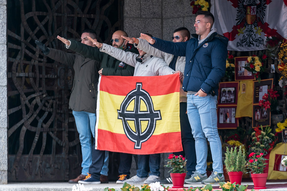 20 November 2021, Spain, El Pardo: People perform the fascist salute in front of the pantheon of the Franco family, at the cemetery of Mingorrubio, on the 46th anniversary of the death anniversary of Spanish dictator Francisco Franco. Photo: A. Pérez Meca/EUROPA PRESS/dpa.